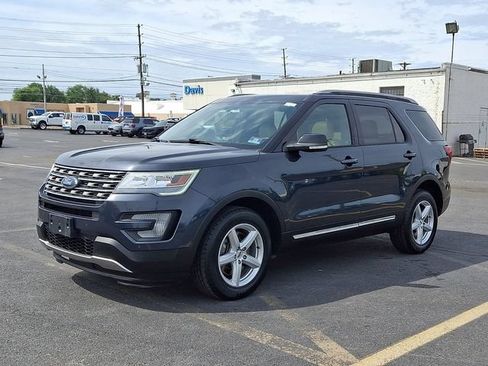 Used 2017 Ford Explorer XLT w/ Equipment Group 202A AWD/4WD image 3