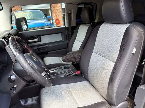 Used 2013 Toyota FJ Cruiser 4WD image 9