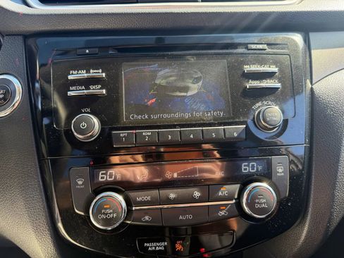 Used 2016 Nissan Rogue SV image 18