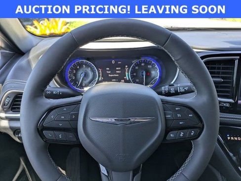 Used 2025 Chrysler Pacifica Limited FWD image 26