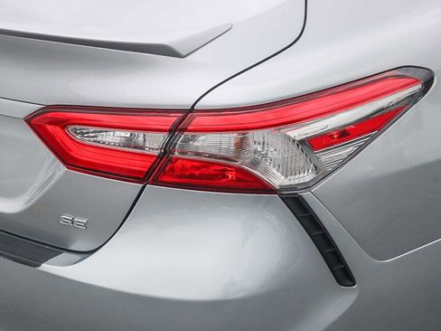 Used 2019 Toyota Camry SE w/ Carpet Mat Package FWD image 10