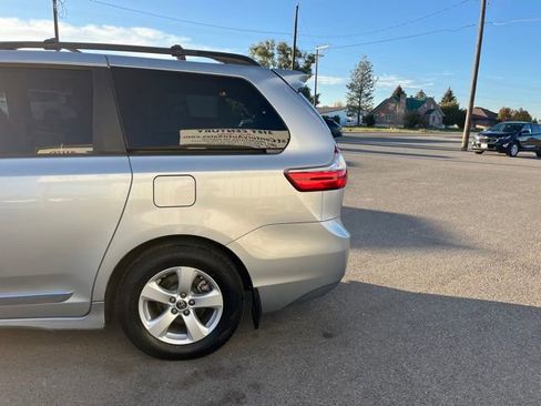 Used 2020 Toyota Sienna LE image 9