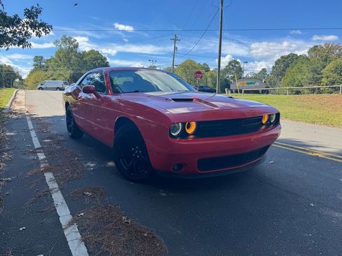 Used 2018 Dodge Challenger SXT w/ Blacktop Package image 1