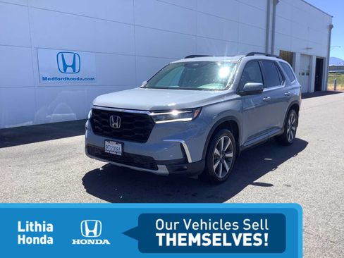 Used 2025 Honda Pilot Touring image 1