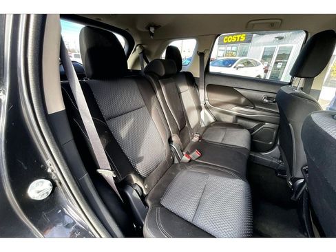 Used 2020 Mitsubishi Outlander ES image 29