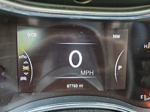 Used 2018 Jeep Grand Cherokee Altitude AWD/4WD image 23