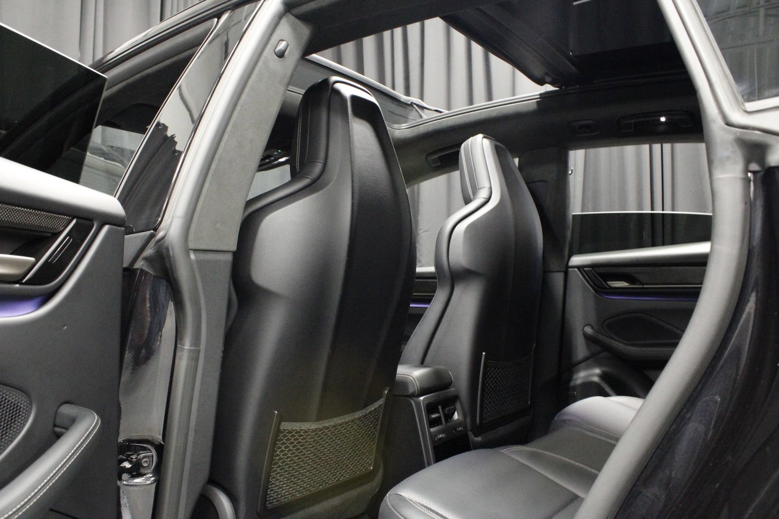 Certified 2025 Porsche Macan Turbo Electric AWD/4WD image 21
