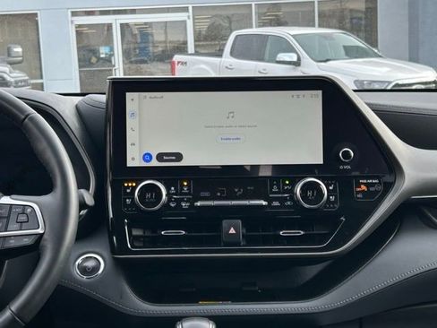 Used 2023 Toyota Highlander Limited image 24