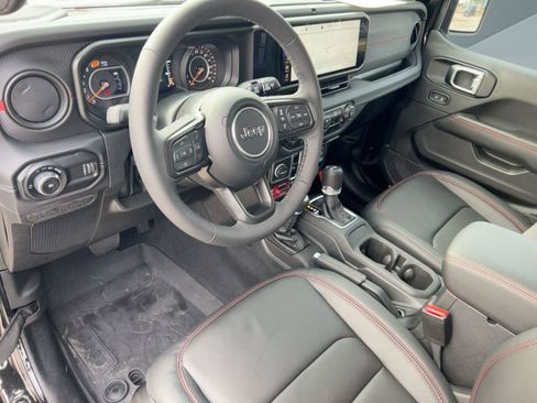 Used 2025 Jeep Wrangler Unlimited Rubicon w/ Convenience Group image 4