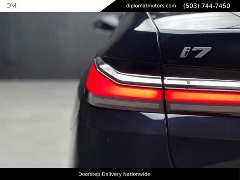 Used 2024 BMW i7 xDrive60 AWD/4WD image 15