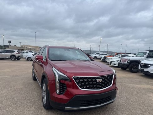Used 2021 Cadillac XT4 Premium Luxury image 3
