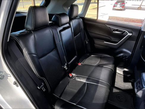 Used 2020 Toyota RAV4 XLE image 19
