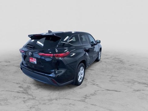 Certified 2023 Toyota Highlander L image 9