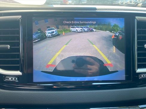Used 2024 Chrysler Pacifica Touring-L FWD image 15