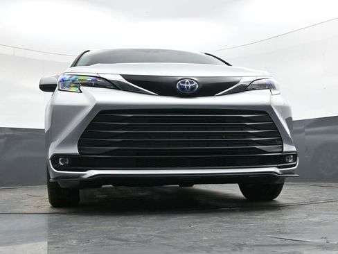 Used 2025 Toyota Sienna XLE image 44