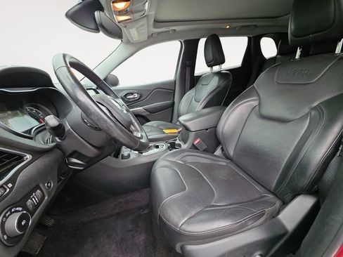 Used 2019 Jeep Cherokee Limited w/ Luxury Group AWD/4WD image 9