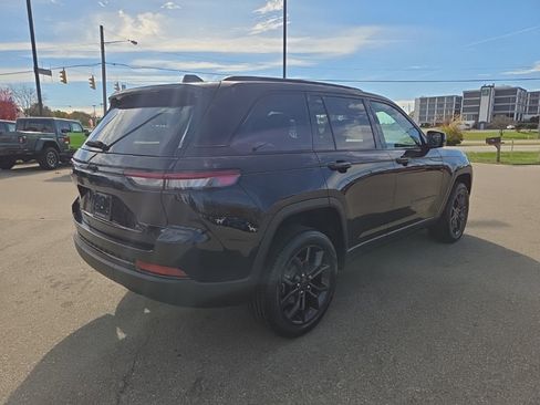New 2025 Jeep Grand Cherokee Limited image 9