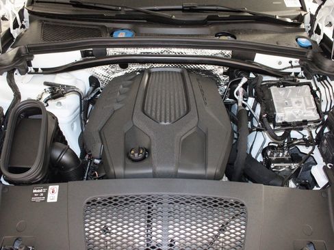 Used 2025 Porsche Macan image 23