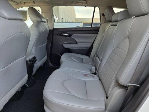 Used 2021 Toyota Highlander XLE FWD image 14