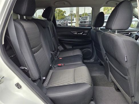 Used 2018 Nissan Rogue SV image 18