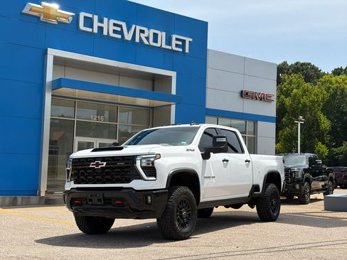 Used 2025 Chevrolet Silverado 2500 ZR2 w/ Technology Package AWD/4WD image 14