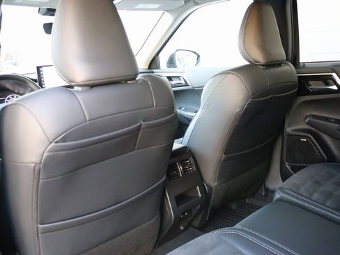 Used 2025 Mitsubishi Outlander SE image 12