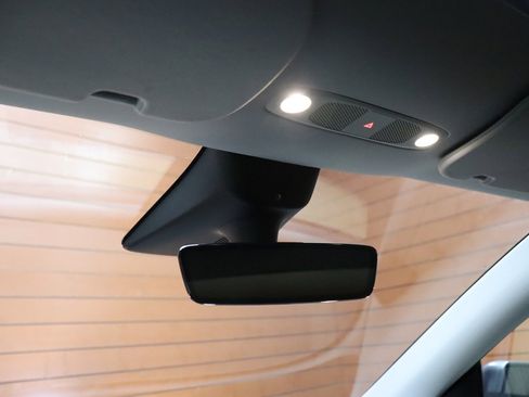 Used 2022 Tesla Model Y Long Range image 58