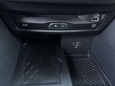 New 2026 Chrysler Pacifica Pinnacle image 18