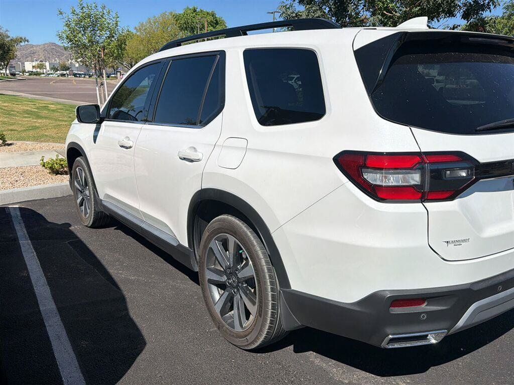 Used 2025 Honda Pilot Touring image 4