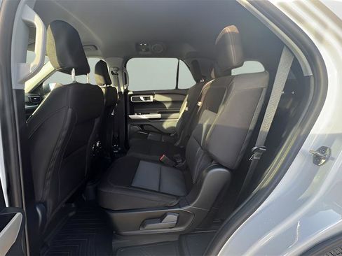 Used 2022 Ford Explorer XLT image 10