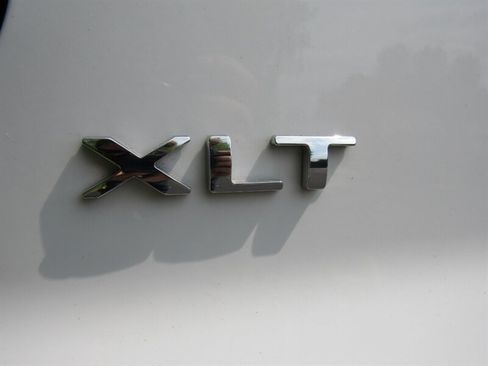Used 2018 Ford Explorer XLT w/ XLT Appearance Package AWD/4WD image 10