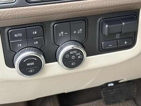 Used 2021 GMC Yukon Denali w/ Denali Premium Package AWD/4WD image 12