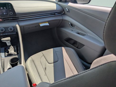 New 2025 Hyundai Elantra SE FWD image 15