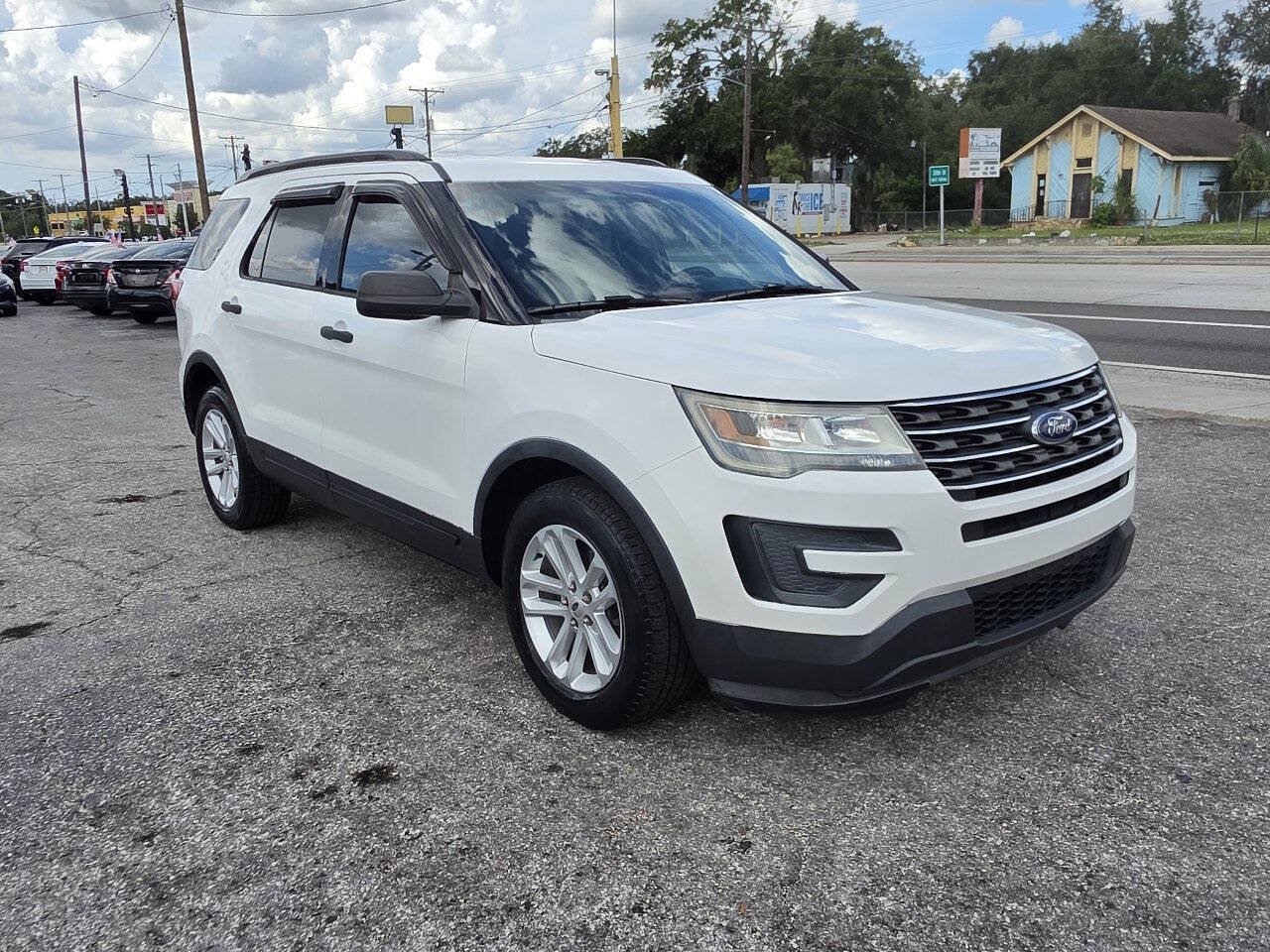 Used 2017 Ford Explorer FWD image 3