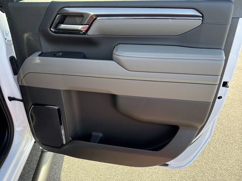 Used 2025 Chevrolet Silverado 2500 ZR2 w/ Technology Package image 32