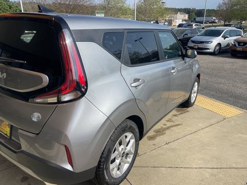 Used 2025 Kia Soul LX w/ LX Technology Package image 4