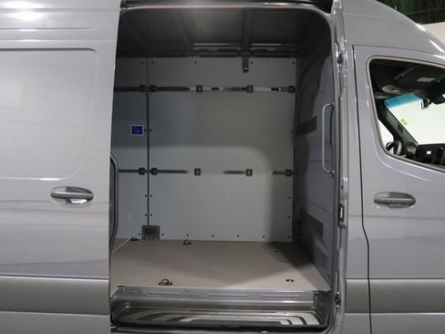 Used 2025 Mercedes-Benz Sprinter 2500 image 10