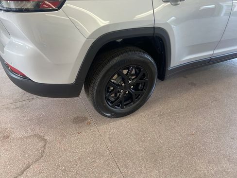 New 2025 Jeep Grand Cherokee 4WD image 18