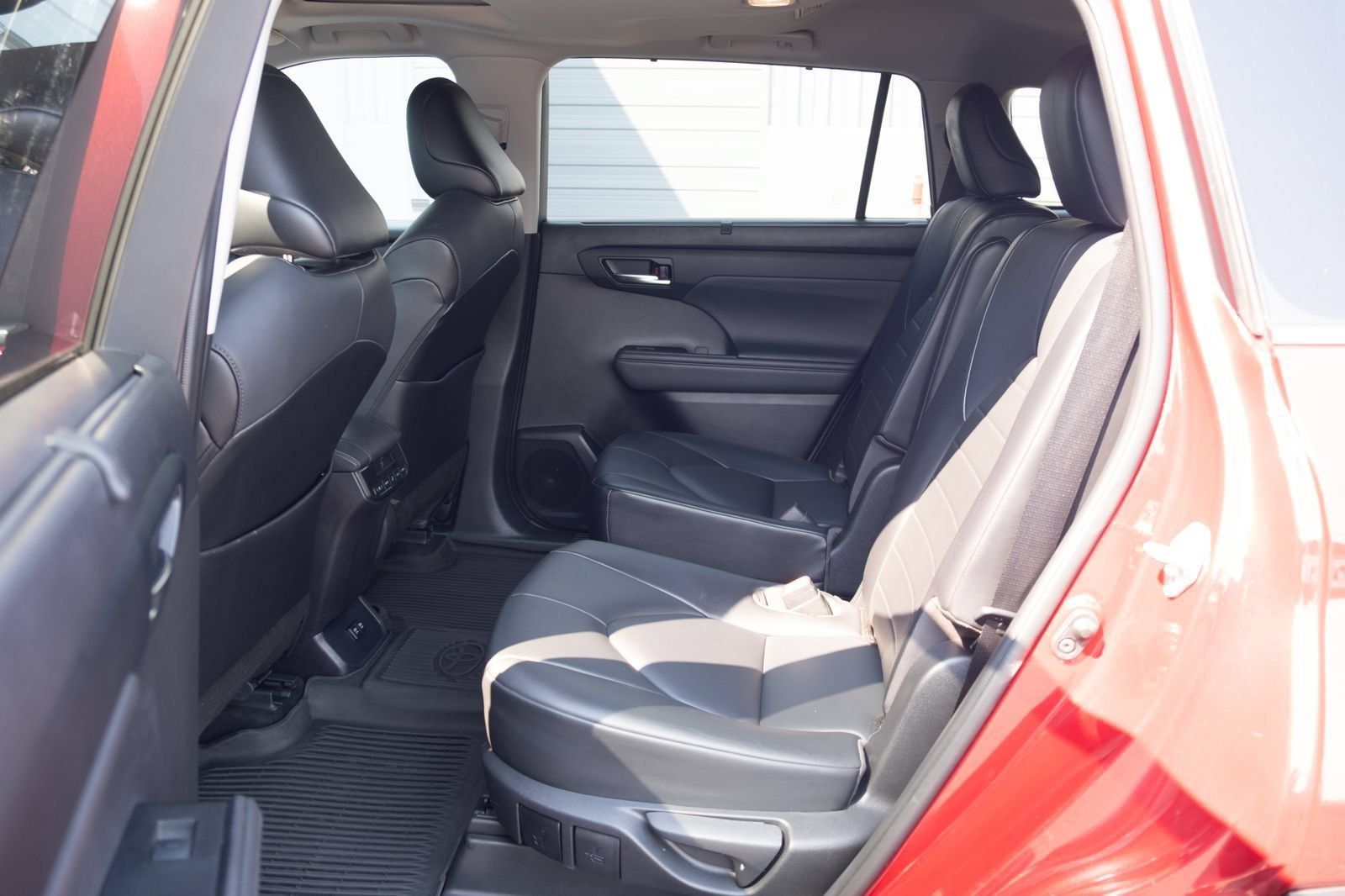 Used 2021 Toyota Highlander XLE AWD/4WD image 17