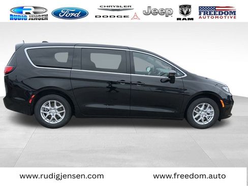 New 2026 Chrysler Pacifica Select image 4