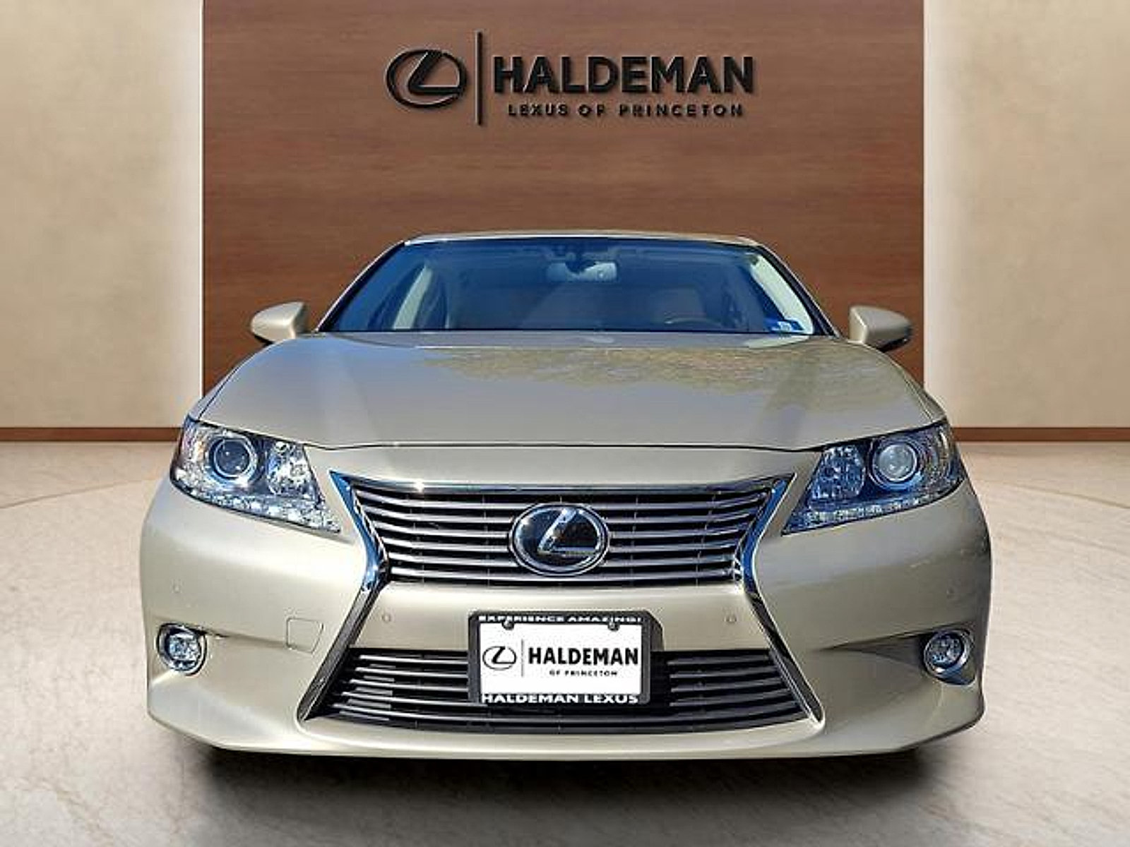 Used 2015 Lexus ES 350 w/ Luxury Package FWD image 2