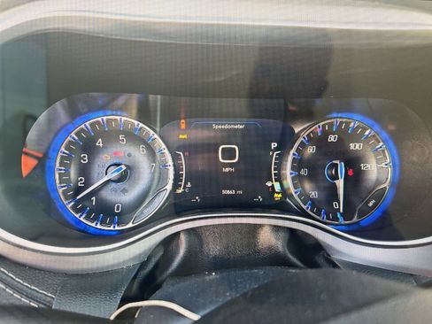 Used 2025 Chrysler Pacifica Limited image 16