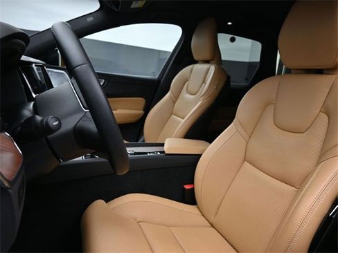Used 2023 Volvo XC60 B5 Ultimate w/ Protection Package Premier image 9