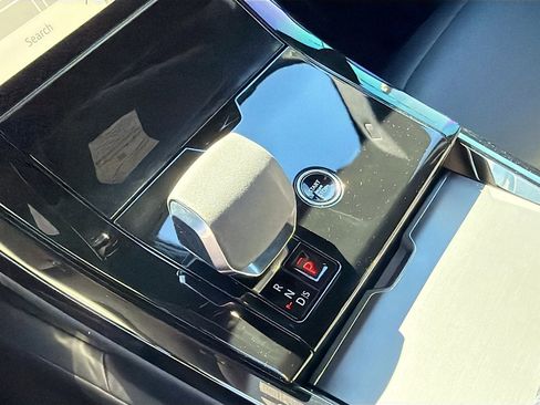 Used 2024 Land Rover Range Rover Sport SE image 30