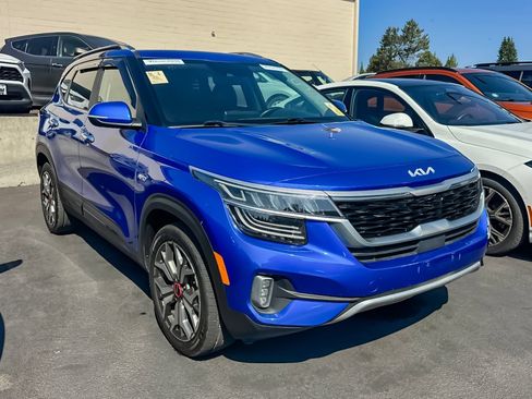 Used 2022 Kia Seltos SX w/ Sunroof Package AWD/4WD image 2