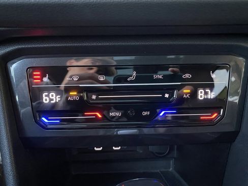 Used 2023 Volkswagen Tiguan SE w/ Panoramic Sunroof Package image 34