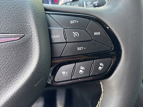Used 2025 Chrysler Pacifica Limited FWD image 18