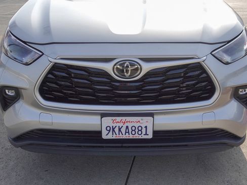 Used 2024 Toyota Highlander LE image 2