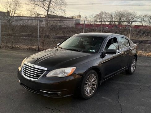 Used 2011 Chrysler 200 Limited FWD image 3