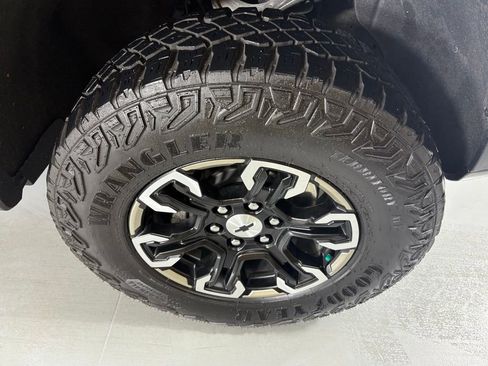 Used 2025 Chevrolet Silverado 1500 ZR2 w/ Technology Package image 12